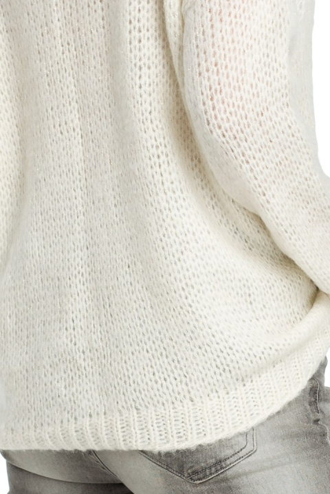 Sweter damski luźny ze złotą nitką i dekoltem w serek ecru BK004 Sweter damski luźny ze złotą nitką i dekoltem w serek ecru BK004