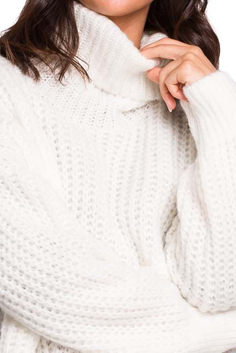 Długi sweter damski gruby oversize z golfem biały BK030 Długi sweter damski gruby oversize z golfem biały BK030