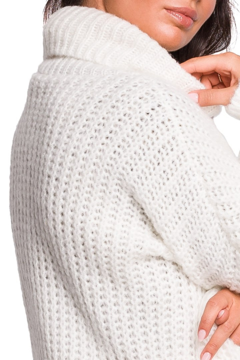 Długi sweter damski gruby oversize z golfem biały BK030 Długi sweter damski gruby oversize z golfem biały BK030
