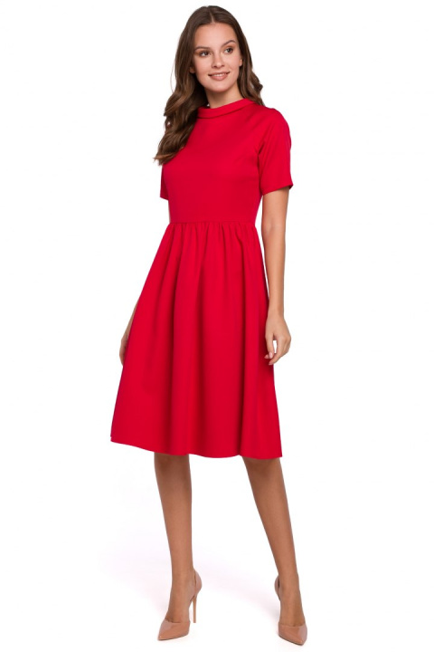 Sukienka rozkloszowana midi z krótkim rękawem i stójką czerwona K028