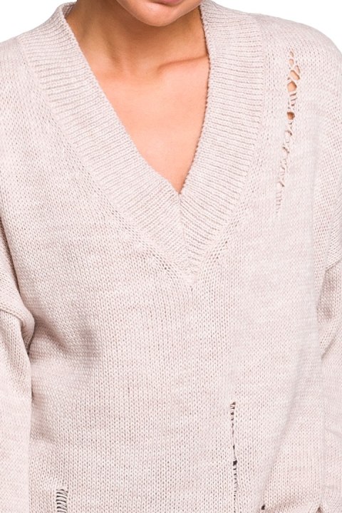 Sweter damski luźny oversize z dziurami i dekoltem V beżowy BK028 Sweter damski luźny oversize z dziurami i dekoltem V beżowy BK028