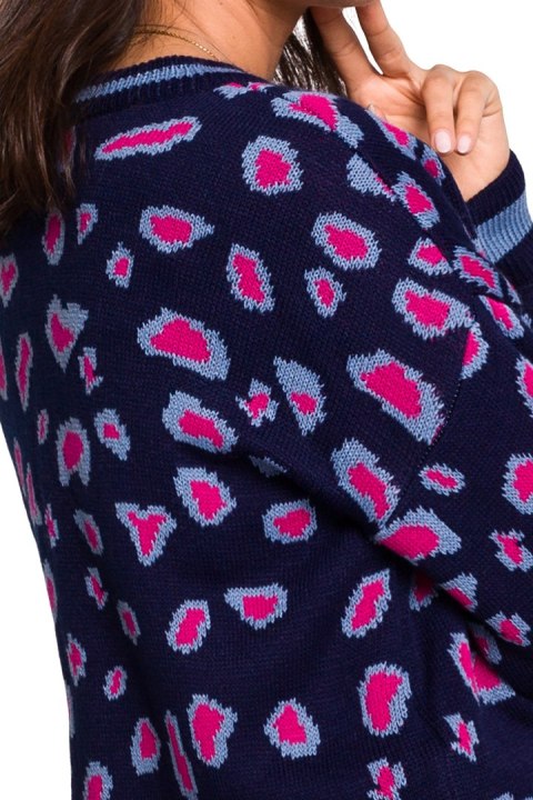 Sweter damski w lamparcie cętki ze ściągaczem granatowy m1 BK029 Sweter damski w lamparcie cętki ze ściągaczem granatowy m1 BK029