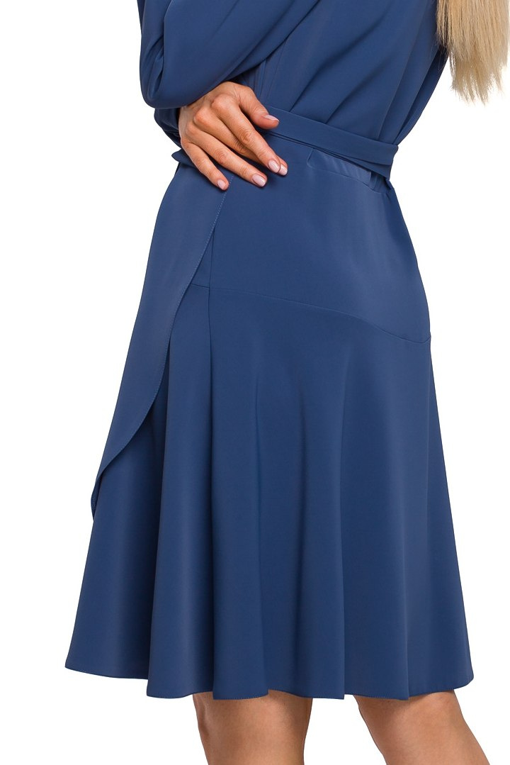 Sukienka rozkloszowana na zakładkę z długim rękawem niebieska me487