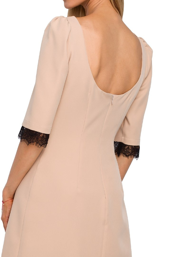 Elegancka sukienka midi z koronką i dekoltem na plecach beżowa me489 Elegancka sukienka midi z koronką i dekoltem na plecach beżowa me489