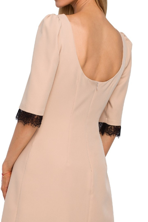 Elegancka sukienka midi z koronką i dekoltem na plecach beżowa me489 Elegancka sukienka midi z koronką i dekoltem na plecach beżowa me489