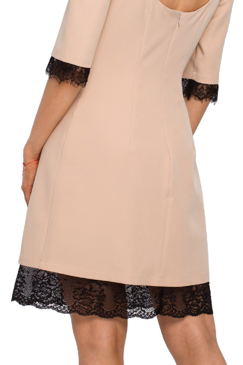 Elegancka sukienka midi z koronką i dekoltem na plecach beżowa me489 Elegancka sukienka midi z koronką i dekoltem na plecach beżowa me489