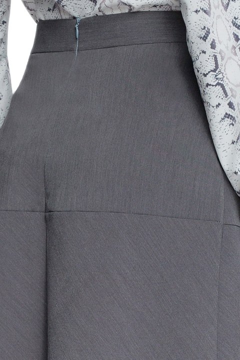 Elegancka spódnica rozkloszowana z przeszyciami midi szara S085 Elegancka spódnica rozkloszowana z przeszyciami midi szara S085