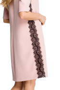 Sukienka midi o luźnym kroju z lampasami z koronki pudrowa S107