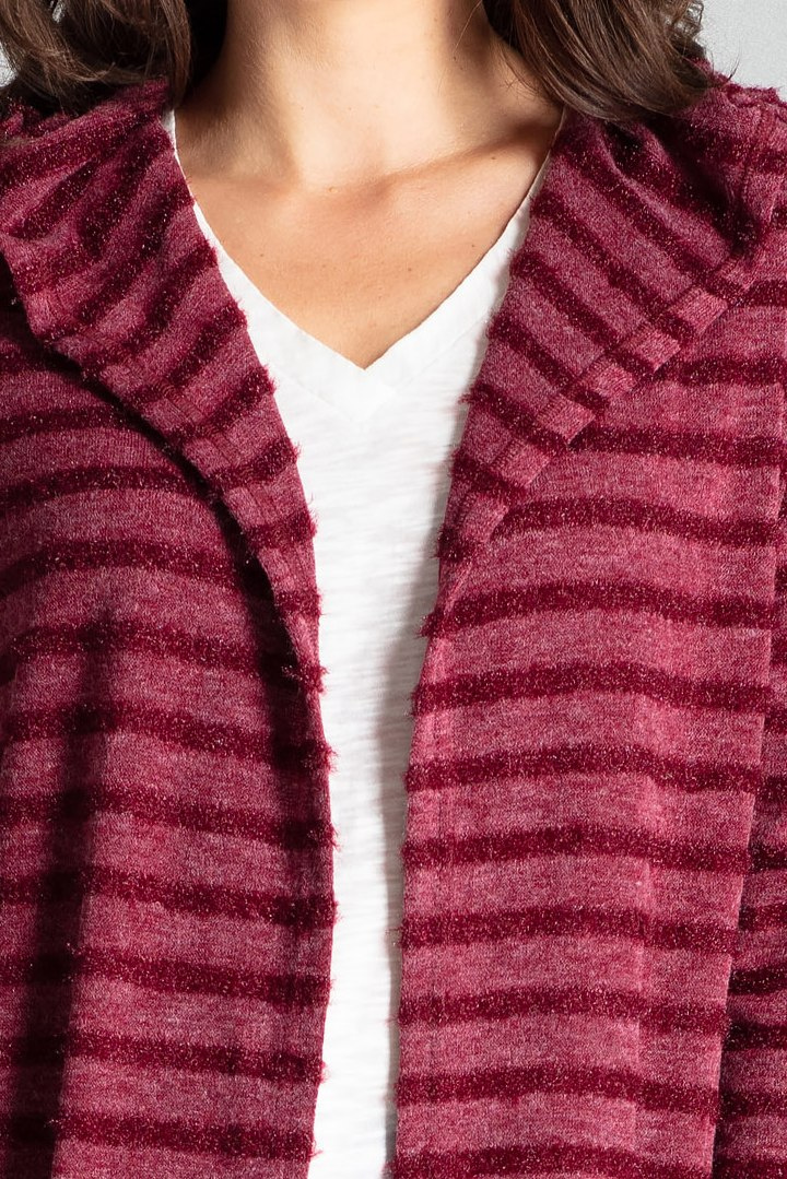 Sweter damski z kapturem z dzianiny w ozdobne paski bordowy L070 Sweter damski z kapturem z dzianiny w ozdobne paski bordowy L070