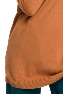 Długi sweter damski gładki z półgolfem i ściągaczem karmelowy S184