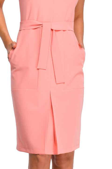 Elegancka sukienka dopasowana midi bez rękawów wiązana łososiowa S158 Elegancka sukienka dopasowana midi bez rękawów wiązana łososiowa S158