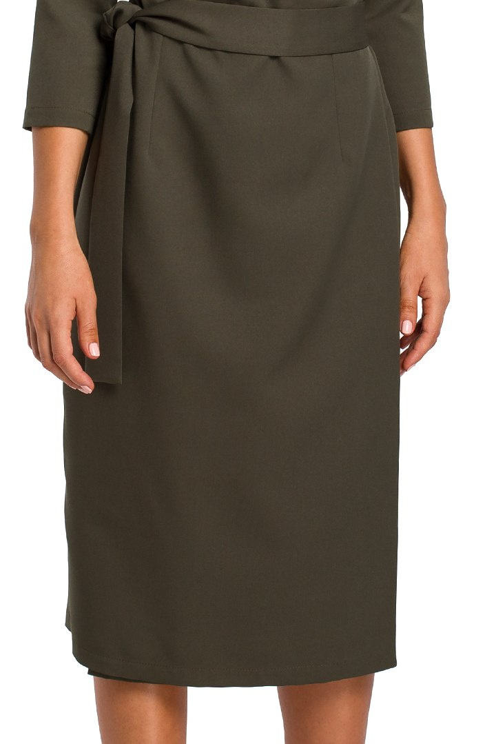 Elegancka sukienka kopertowa dopasowana midi z paskiem khaki S175