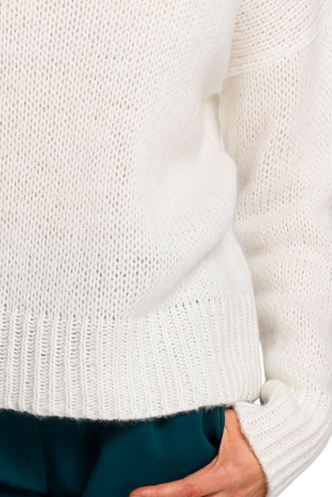 Sweter damski krótki ze ściągaczem luźny splot ecru S185 Sweter damski krótki ze ściągaczem luźny splot ecru S185