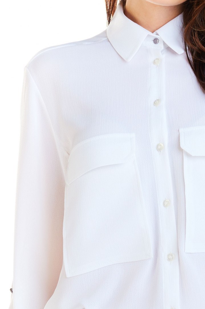 Koszula damska klasyczna z kieszeniami na biuście biała A260