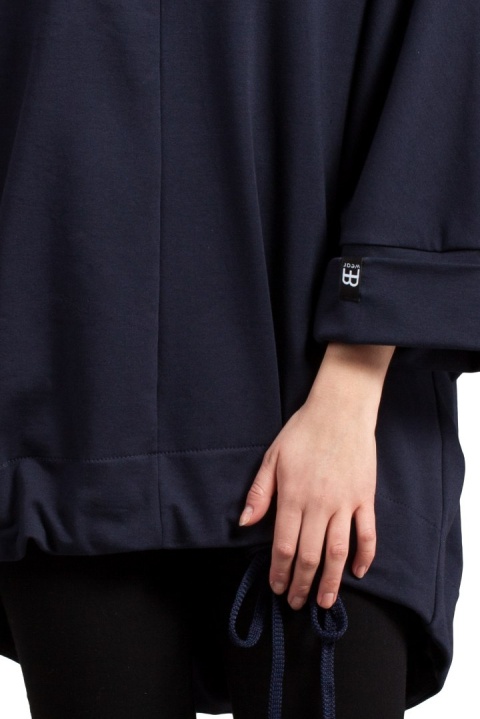 Bluza damska oversize z kominem i wiązaniem na dole granatowa B027 Bluza damska oversize z kominem i wiązaniem na dole granatowa B027