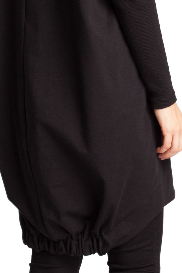 Bluza damska z kapturem i długim zwężonym rękawem czarna B021