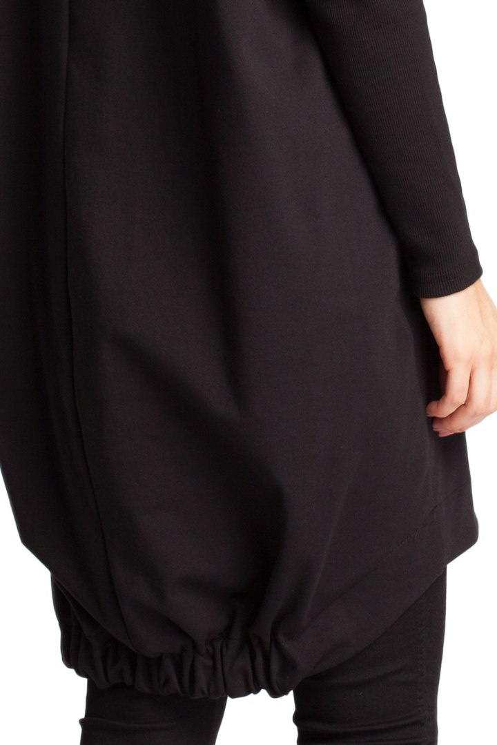 Bluza damska z kapturem i długim zwężonym rękawem czarna B021 Bluza damska z kapturem i długim zwężonym rękawem czarna B021