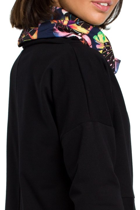 Bluza damska dresowa z wysokim kołnierzem we wzór czarna B084 Bluza damska dresowa z wysokim kołnierzem we wzór czarna B084