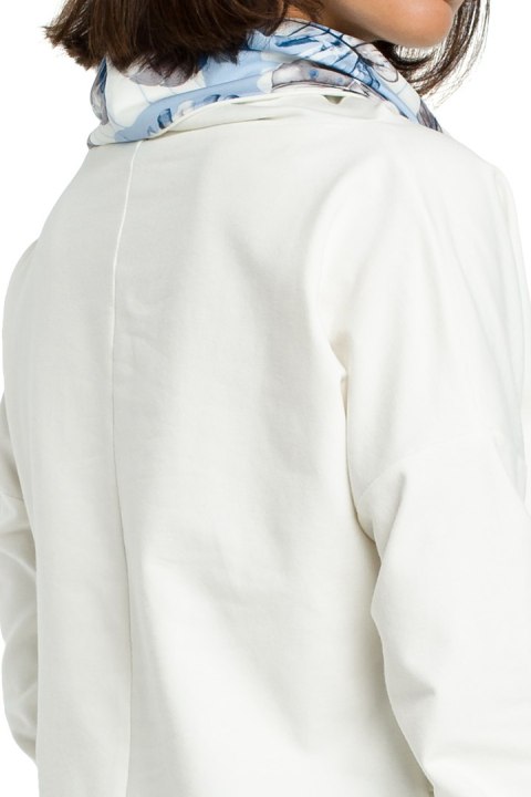 Bluza damska dresowa z wysokim kołnierzem we wzór ecru B084 Bluza damska dresowa z wysokim kołnierzem we wzór ecru B084