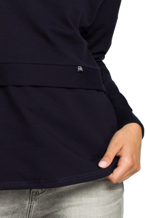 Bluza damska z wysokim kołnierzem oraz przeszyciem granatowa B084 Bluza damska z wysokim kołnierzem oraz przeszyciem granatowa B084