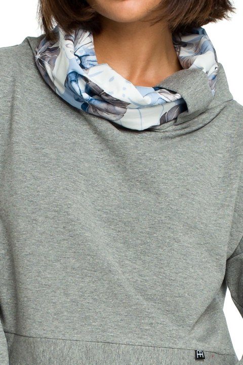 Bluza damska dresowa z wysokim kołnierzem we wzór szara B084 Bluza damska dresowa z wysokim kołnierzem we wzór szara B084