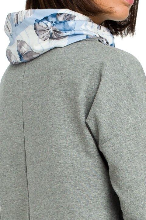 Bluza damska dresowa z wysokim kołnierzem we wzór szara B084 Bluza damska dresowa z wysokim kołnierzem we wzór szara B084