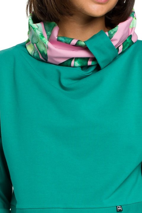 Bluza damska dresowa z wysokim kołnierzem we wzór zielona B084 Bluza damska dresowa z wysokim kołnierzem we wzór zielona B084