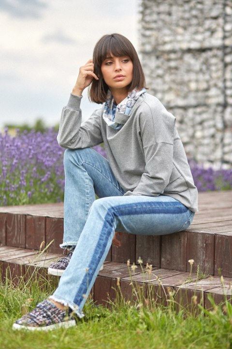 Bluza damska dresowa z wysokim kołnierzem we wzór szara B084 Bluza damska dresowa z wysokim kołnierzem we wzór szara B084