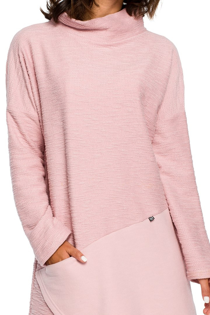Sukienka midi oversize z wysokim dekoltem długi rękaw pudrowa B098 Sukienka midi oversize z wysokim dekoltem długi rękaw pudrowa B098
