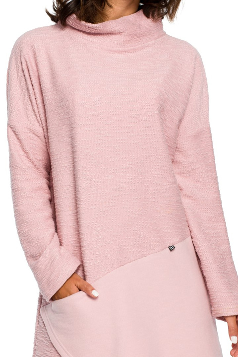 Sukienka midi oversize z wysokim dekoltem długi rękaw pudrowa B098 Sukienka midi oversize z wysokim dekoltem długi rękaw pudrowa B098