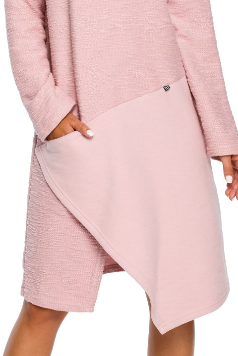 Sukienka midi oversize z wysokim dekoltem długi rękaw pudrowa B098 Sukienka midi oversize z wysokim dekoltem długi rękaw pudrowa B098