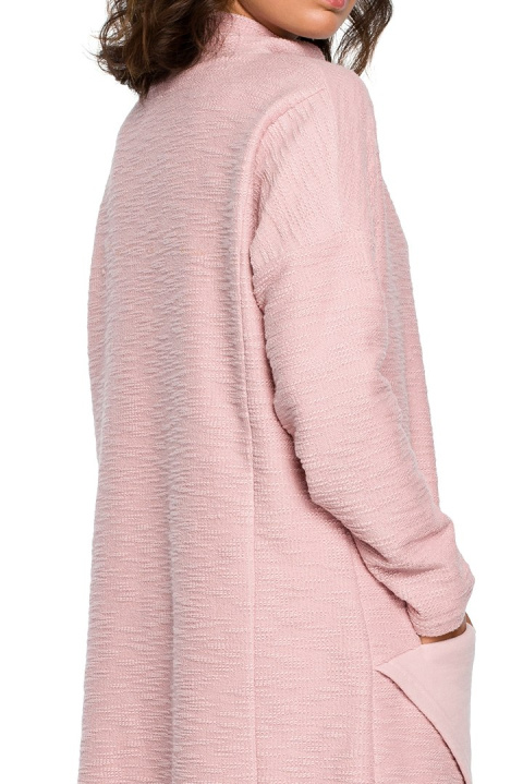 Sukienka midi oversize z wysokim dekoltem długi rękaw pudrowa B098 Sukienka midi oversize z wysokim dekoltem długi rękaw pudrowa B098