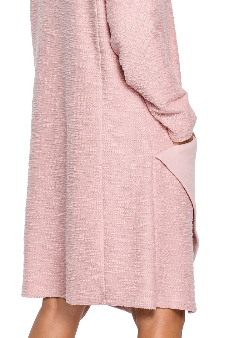 Sukienka midi oversize z wysokim dekoltem długi rękaw pudrowa B098 Sukienka midi oversize z wysokim dekoltem długi rękaw pudrowa B098