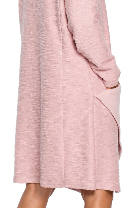 Sukienka midi oversize z wysokim dekoltem długi rękaw pudrowa B098 Sukienka midi oversize z wysokim dekoltem długi rękaw pudrowa B098