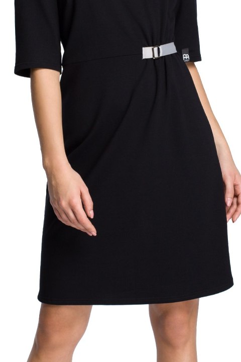 Sukienka odcinana w talii z klamrą czarna b066 Sukienka odcinana w talii z klamrą czarna b066