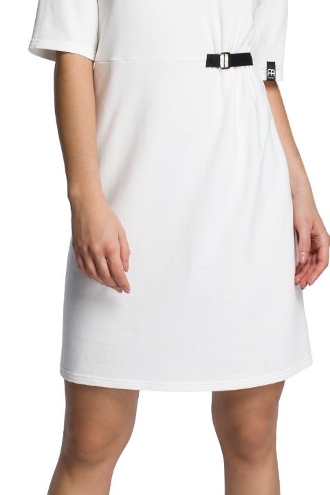 Sukienka odcinana w talii z klamrą ecru b066 Sukienka odcinana w talii z klamrą ecru b066