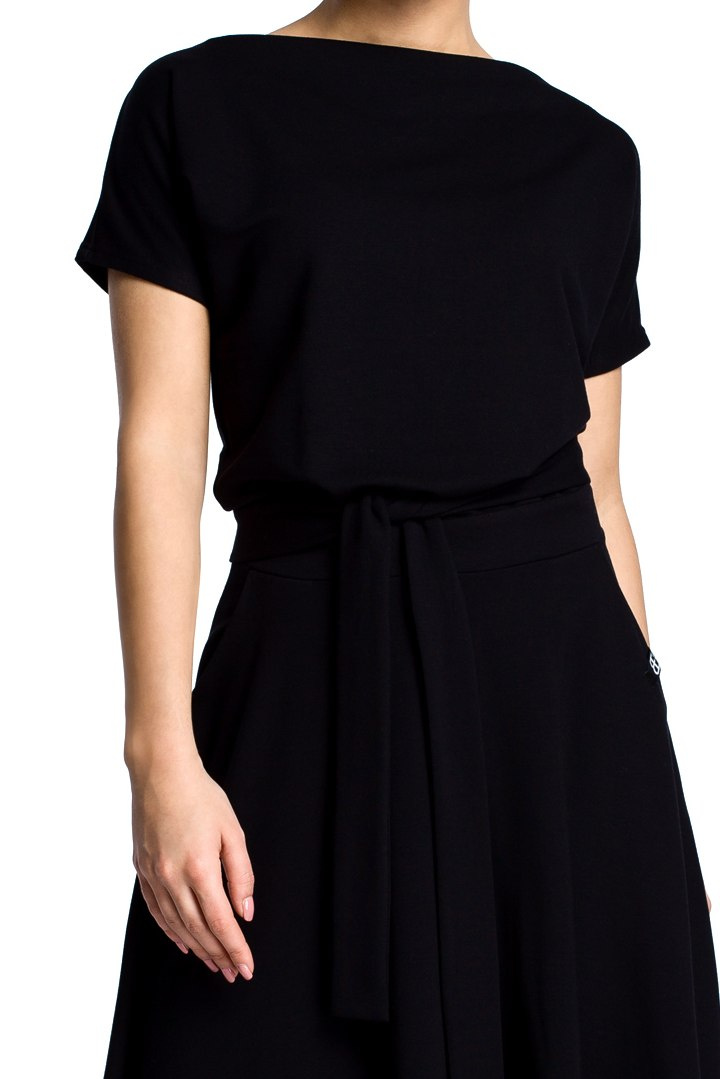 Letnia sukienka rozkloszowana midi z paskiem krótki rękaw czarna B067