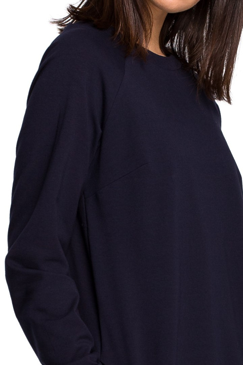 Długa bluza damska oversize z rozcięciami po bokach granatowa B101 Długa bluza damska oversize z rozcięciami po bokach granatowa B101