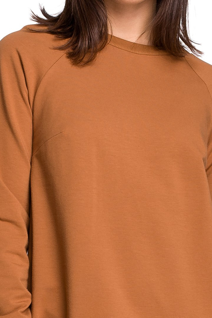 Długa bluza damska oversize z rozcięciami po bokach karmelowa B101 Długa bluza damska oversize z rozcięciami po bokach karmelowa B101