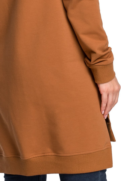 Długa bluza damska oversize z rozcięciami po bokach karmelowa B101 Długa bluza damska oversize z rozcięciami po bokach karmelowa B101