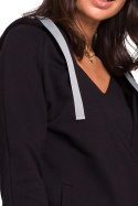 Sportowa bluza damska z kapturem i kopertowym przodem czarna B127