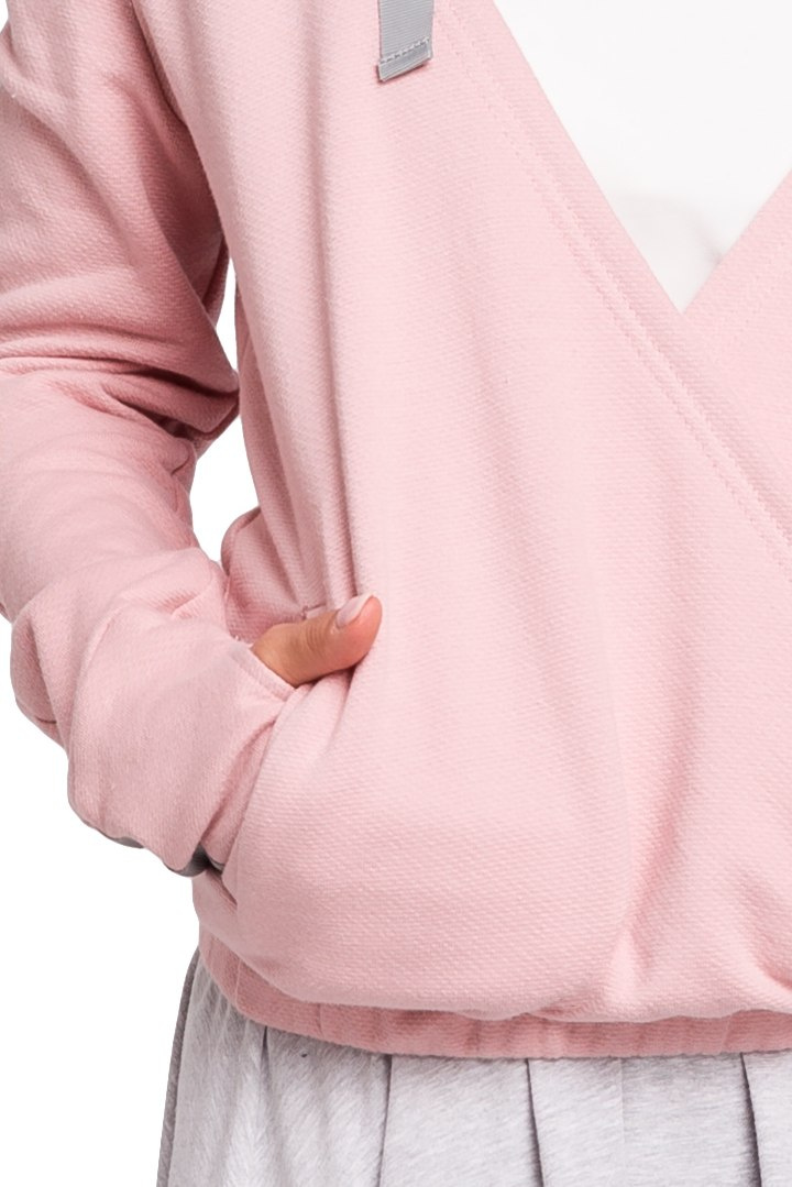 Sportowa bluza damska z kapturem i kopertowym przodem pudrowy B127 Sportowa bluza damska z kapturem i kopertowym przodem pudrowy B127