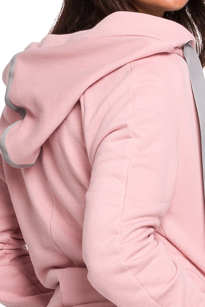 Sportowa bluza damska z kapturem i kopertowym przodem pudrowy B127 Sportowa bluza damska z kapturem i kopertowym przodem pudrowy B127