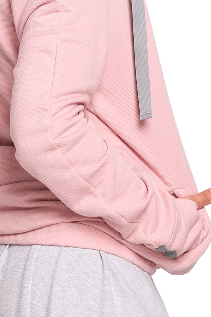 Sportowa bluza damska z kapturem i kopertowym przodem pudrowy B127 Sportowa bluza damska z kapturem i kopertowym przodem pudrowy B127