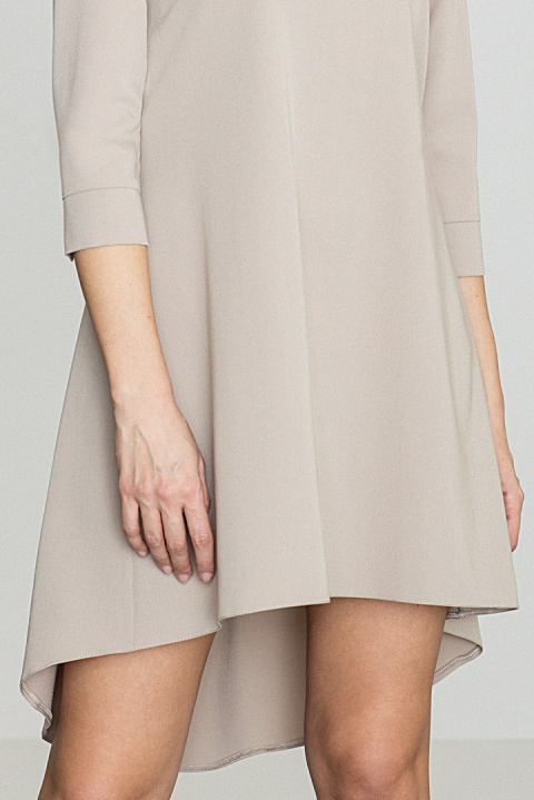 Elegancka sukienka asymetryczna z plisą i rękawem 3/4 beżowa K141 Elegancka sukienka asymetryczna z plisą i rękawem 3/4 beżowa K141