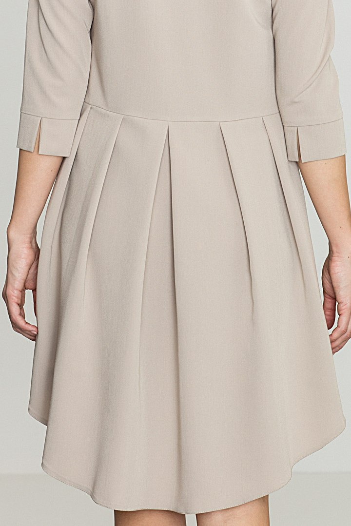 Elegancka sukienka asymetryczna z plisą i rękawem 3/4 beżowa K141 Elegancka sukienka asymetryczna z plisą i rękawem 3/4 beżowa K141