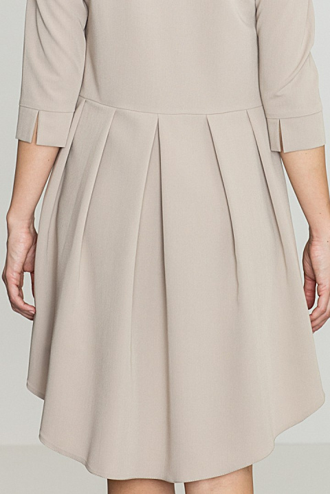 Elegancka sukienka asymetryczna z plisą i rękawem 3/4 beżowa K141 Elegancka sukienka asymetryczna z plisą i rękawem 3/4 beżowa K141