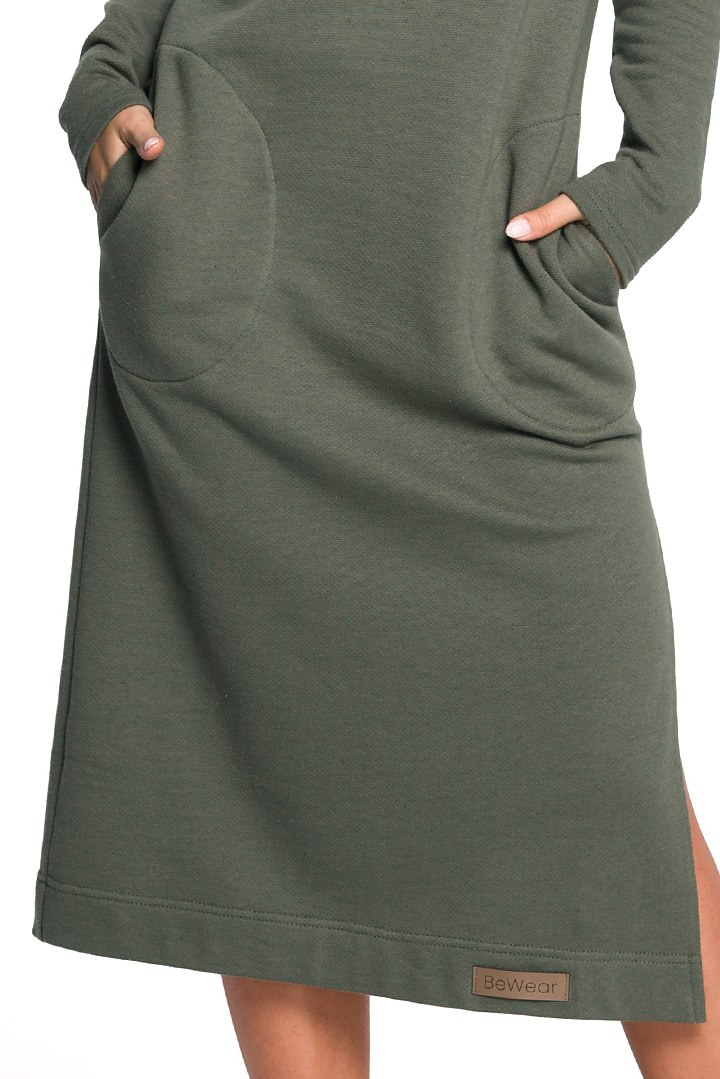 Sukienka maxi z kapturem długim rękawem i kieszeniami khaki B128