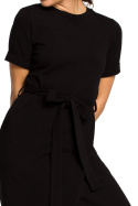 Sukienka dopasowana midi z zakładką i krótkim rękawem czarna B118