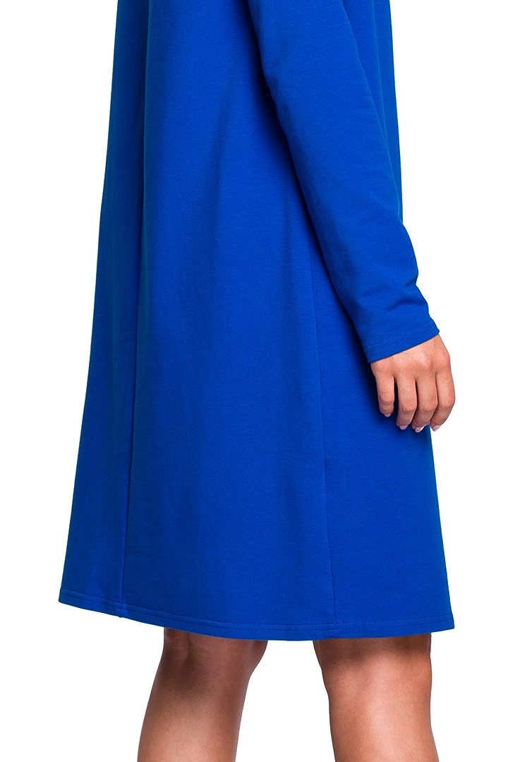 Luźna sukienka midi oversize z kołnierzem długi rękaw chabrowa B132 Luźna sukienka midi oversize z kołnierzem długi rękaw chabrowa B132